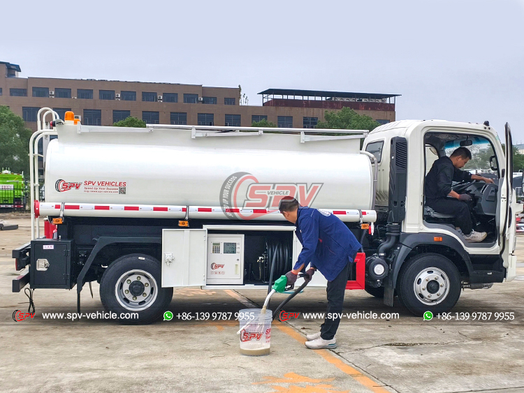 Sinotruk Howo RHD Refueling Truck - Pumping Fuel Test